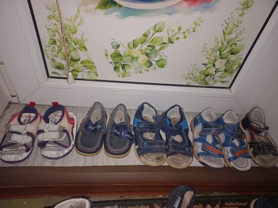 Бесплатно отдам мальчикам обувь