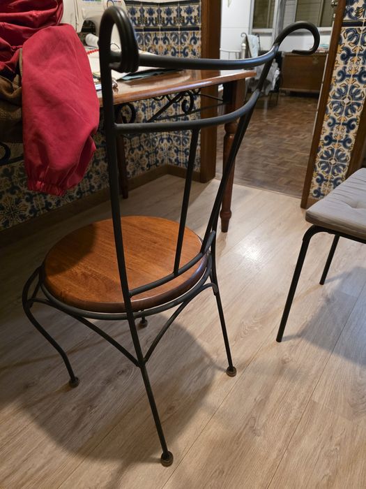 Ferro forjado e madeira da Malásia. 2 Estantes, Mesa, 4 Cadeiras