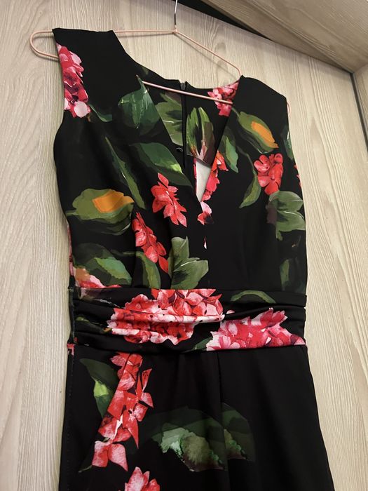 Macacão preto com flores vermelhas