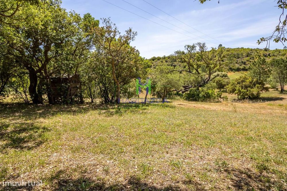 2 Parcelas de terreno rústico, com área total de 5.500 m2, com furo, p