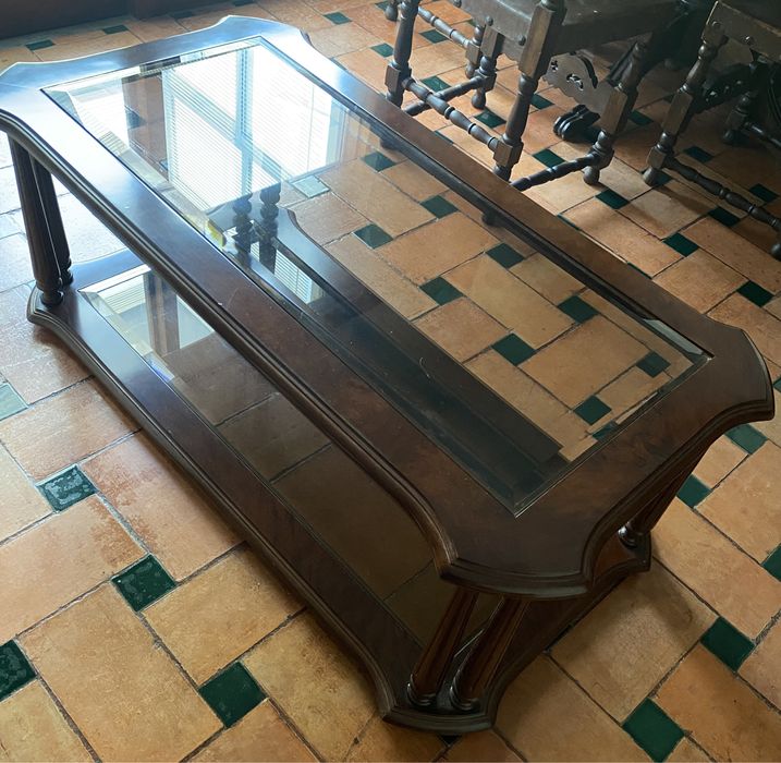 Mesa de centro com tampo em vidro