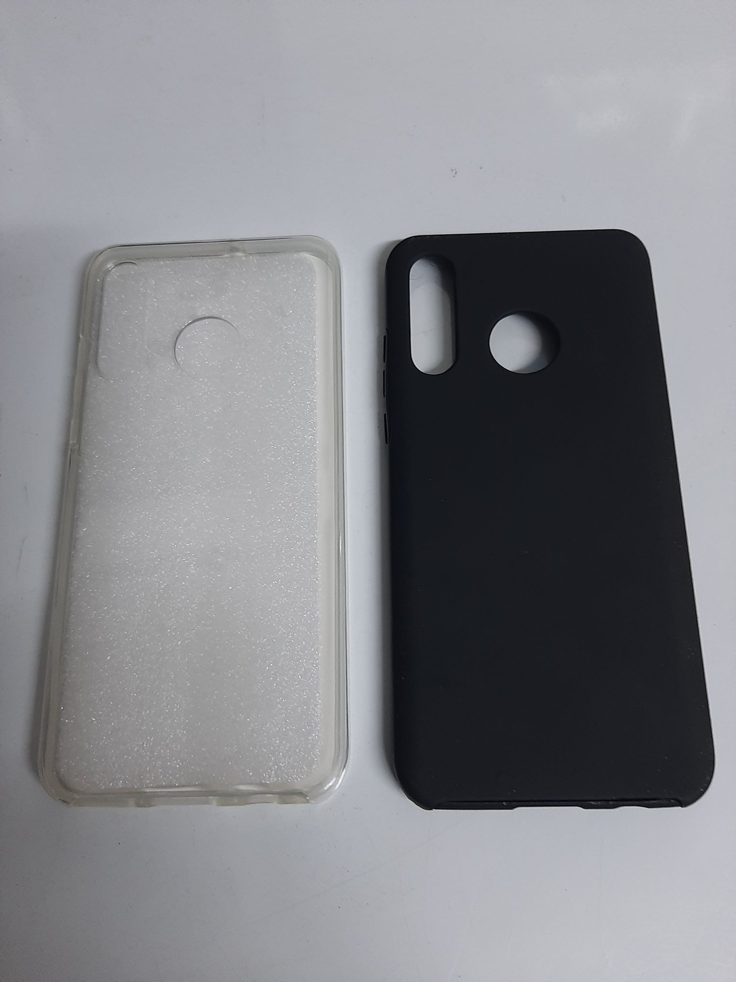 Duas capas plásticas para telemóvel. HUAWEI P30 LITE