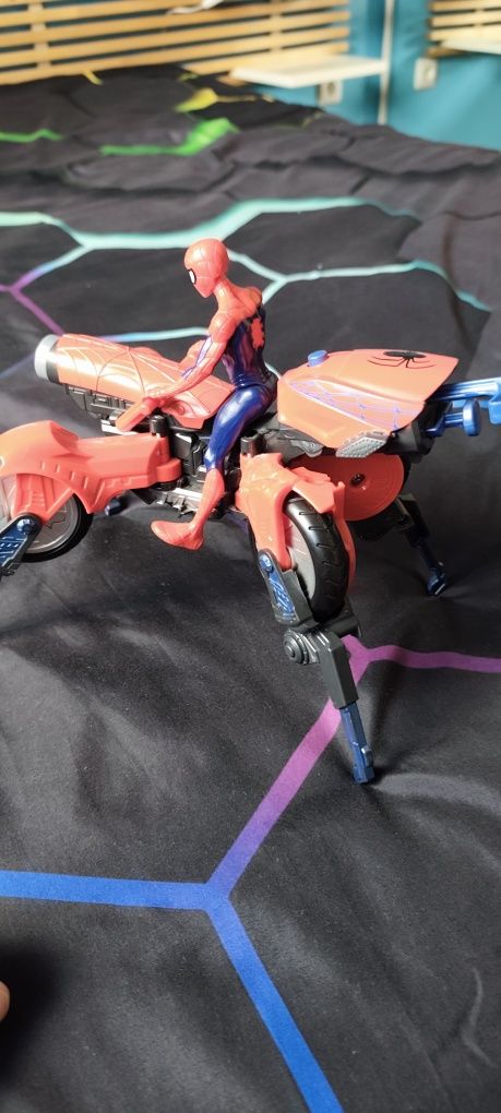 Carro e mota do homem aranha