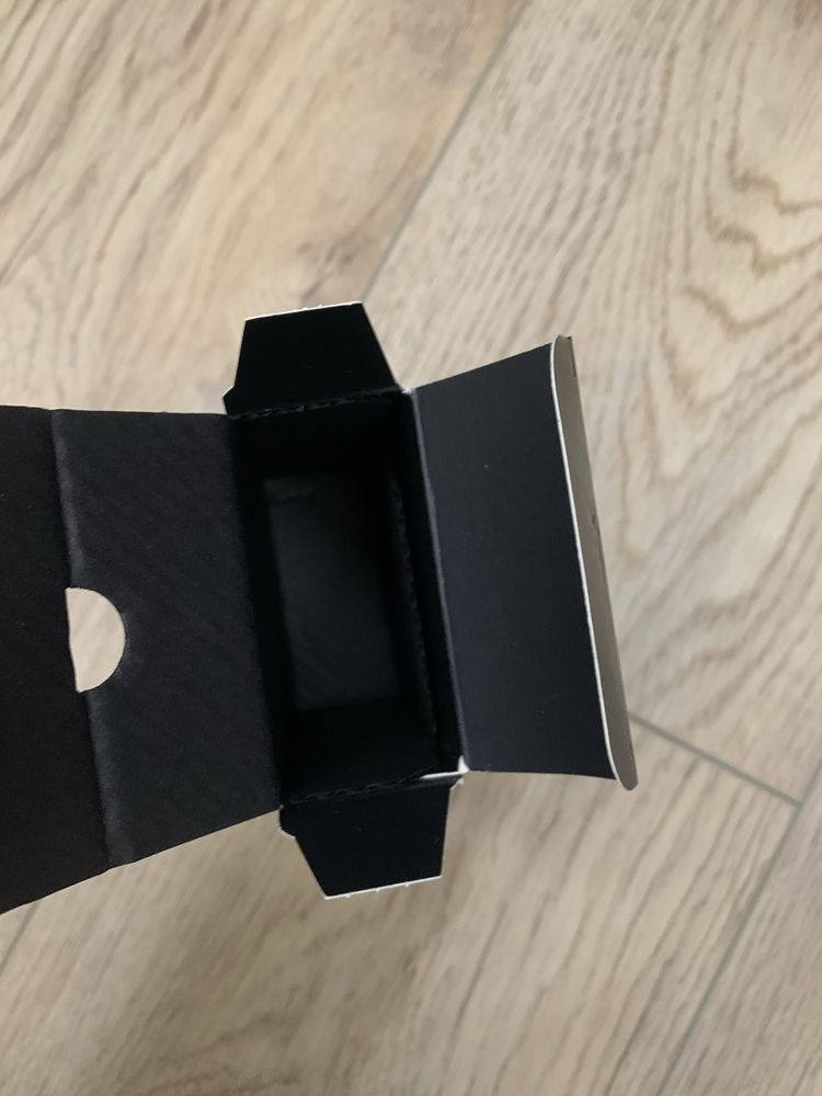 Pudełko po perfumach Black Opium Yves Saint Laurent