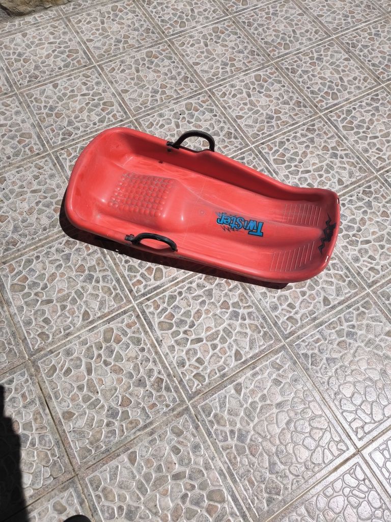 Trenó para neve ou dunas de praia.