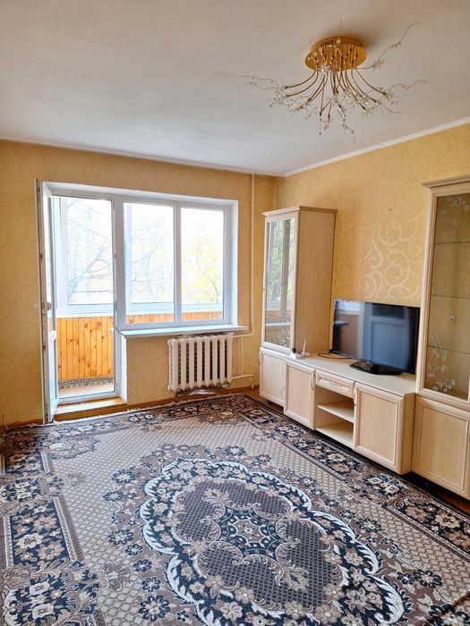 2кімнатна  квартира, середній поверх. a