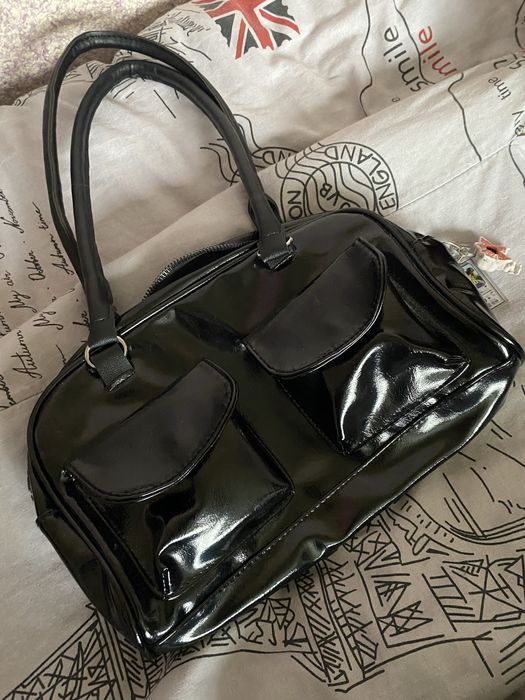 Продам чорну глянцеву сумочку з матеріалу ПУ