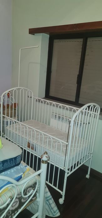 Cama de bebé e colchao