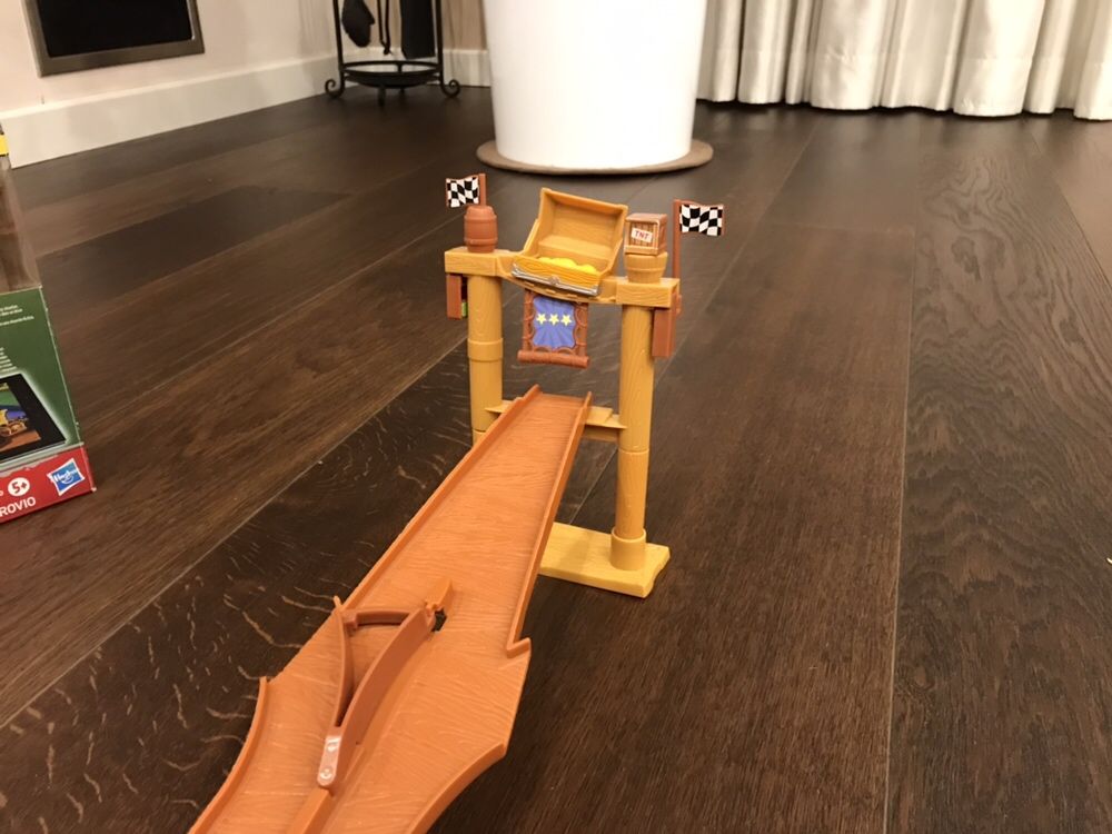 Hasbro ANGRY BIRDS GO Pig Rock Raceway Telepods