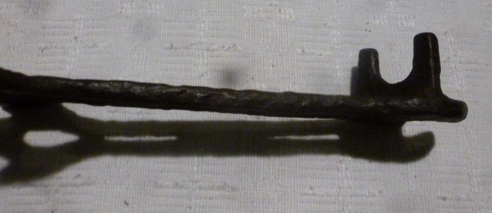 Stary nietypowy klucz, trójwymiarowy, sygnowany, dł. 23 cm