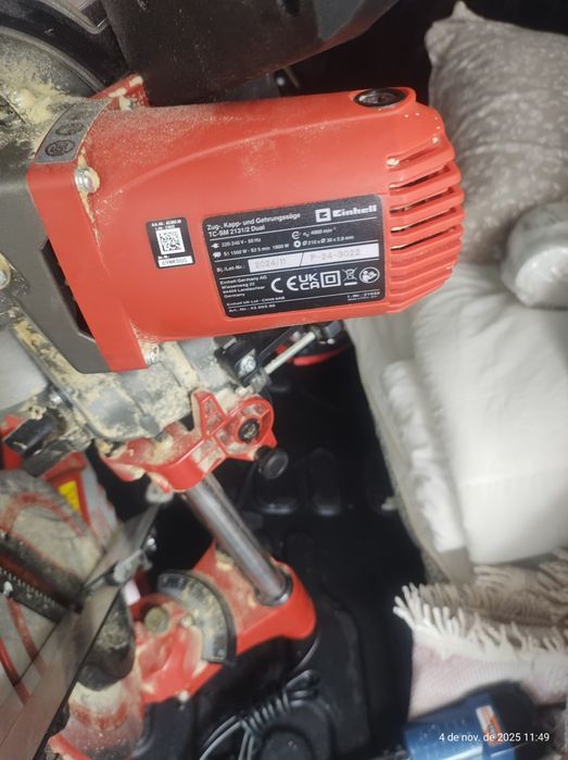 Vendo uma serra circular deslizante e um compressor de ar com grampead