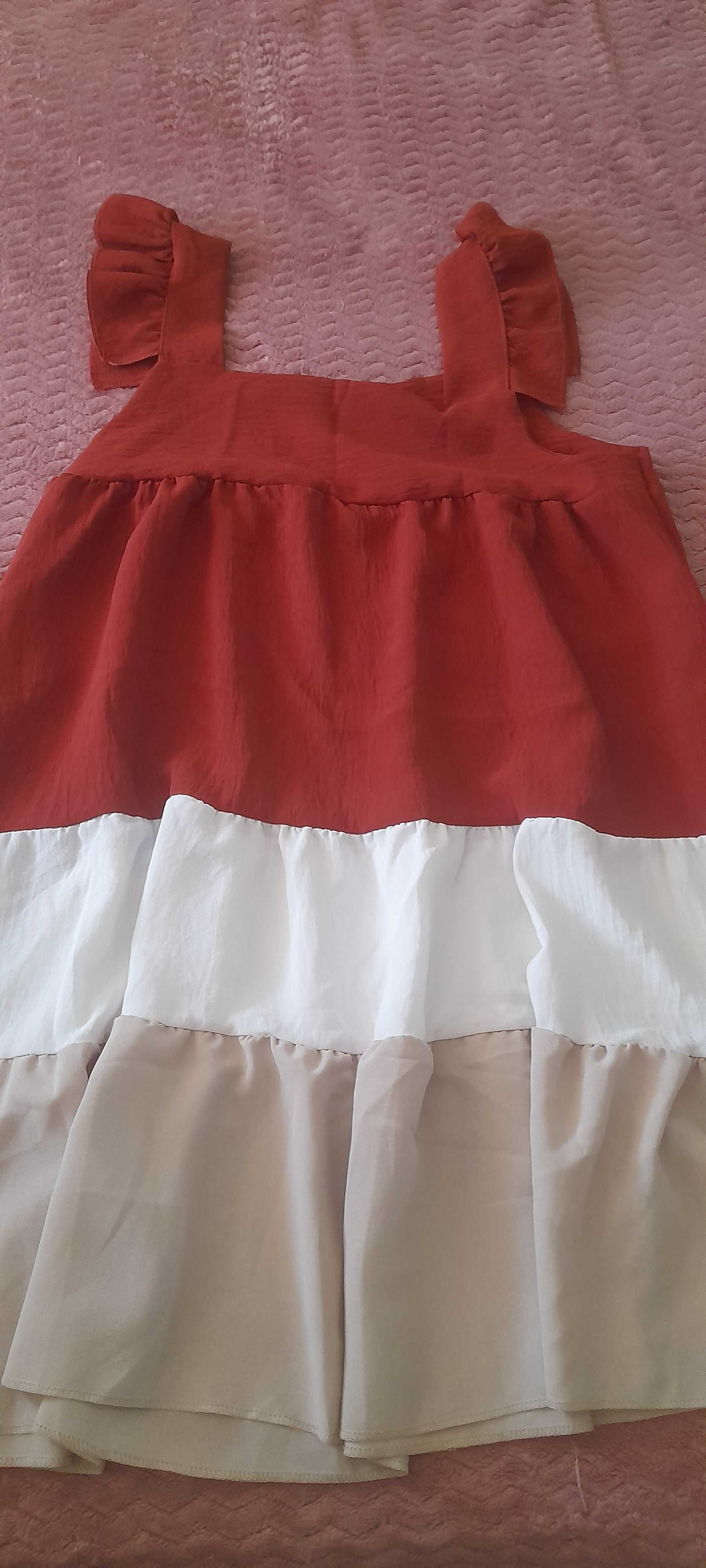 Mini saias floridas e vestidos variados