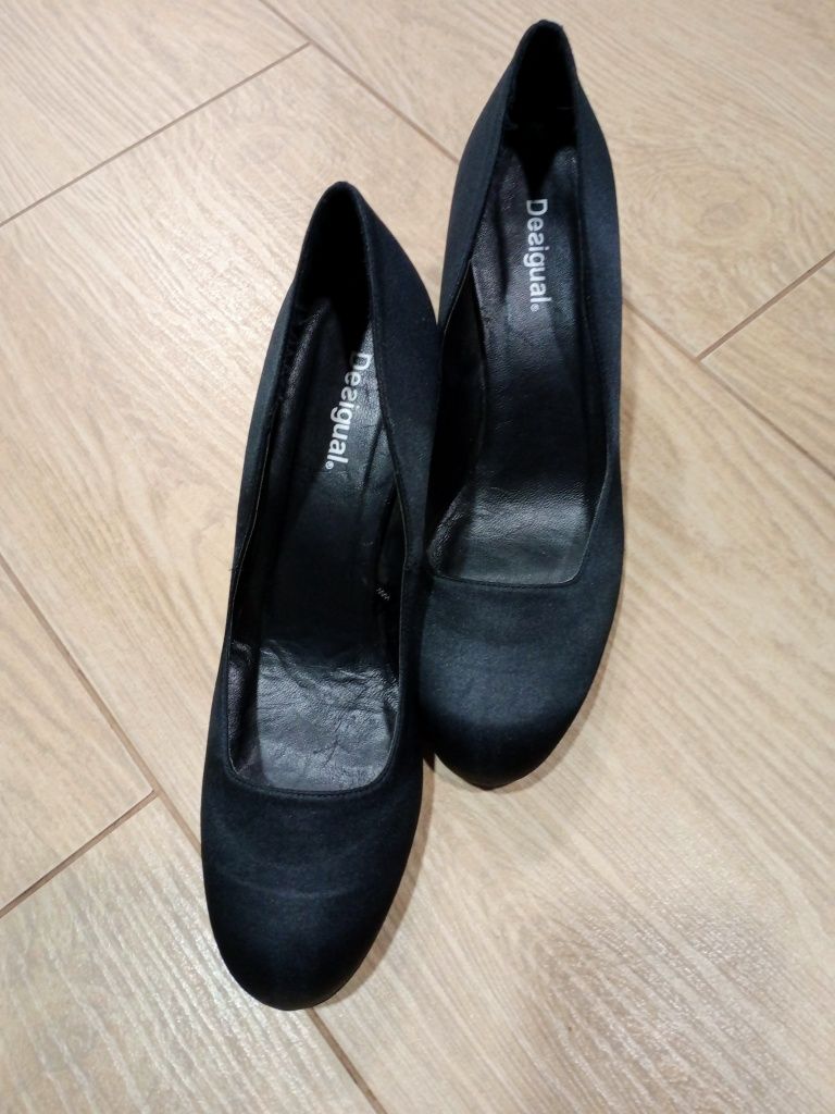 NOWE Czarne buty  z oryginalnym wzorem na obcasach.