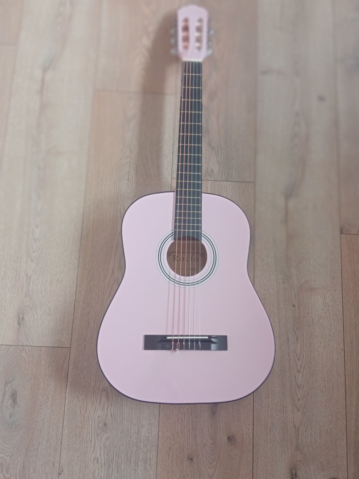Jest to różowa gitara