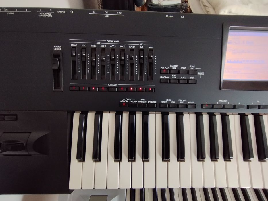 Сінтезатор Korg I30