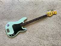 Продам Squier Classic Vibe 60's Precision Bass Sonic Blue