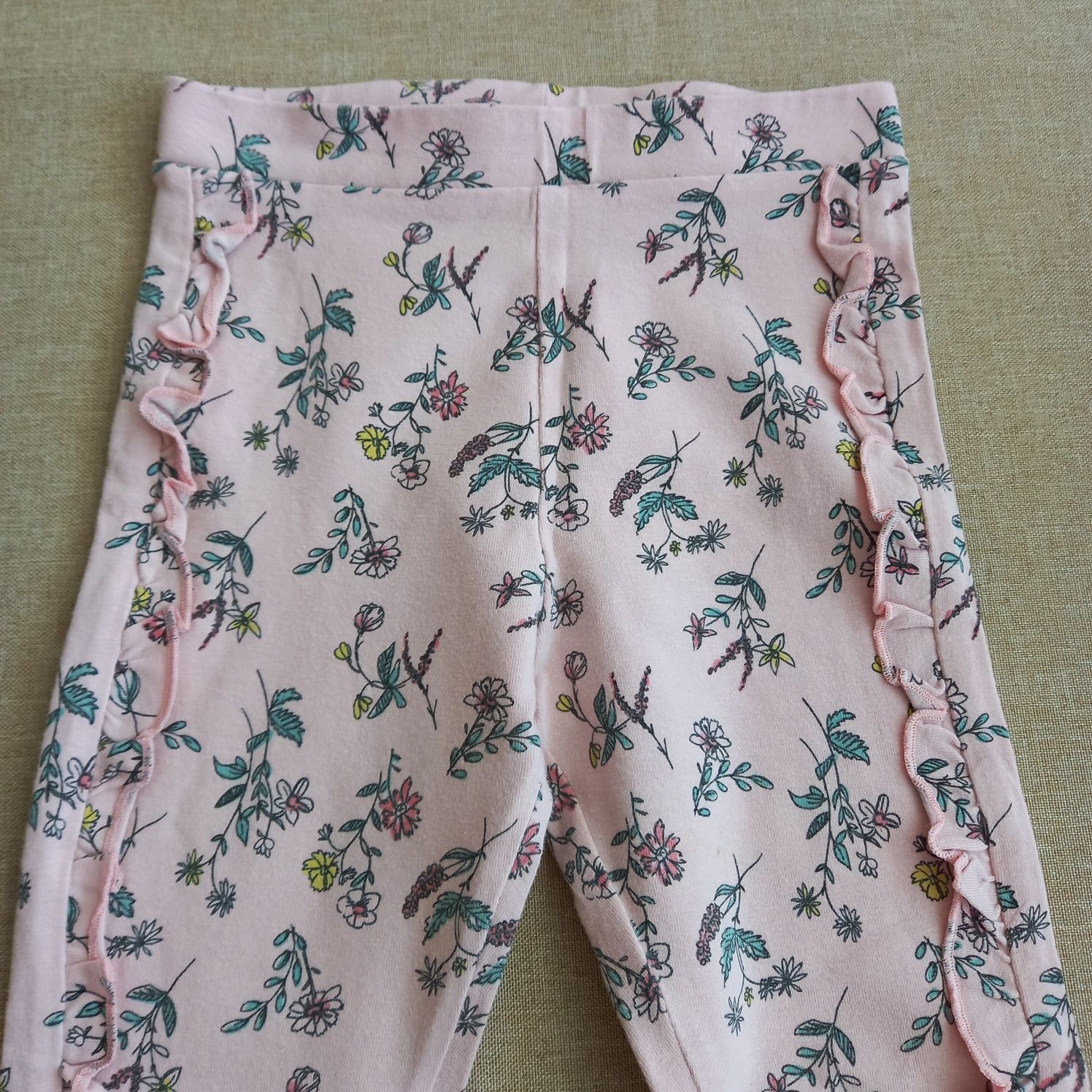 Legginsy dziewczęce z motywem kwiatowym i falbankami, r. 104 Zestaw