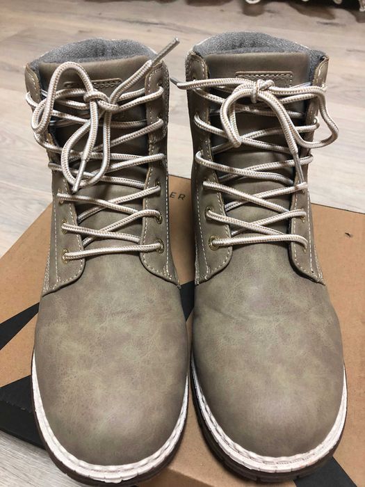 Продаю жіночі зимові черевики бежевого кольору, розмір 39.