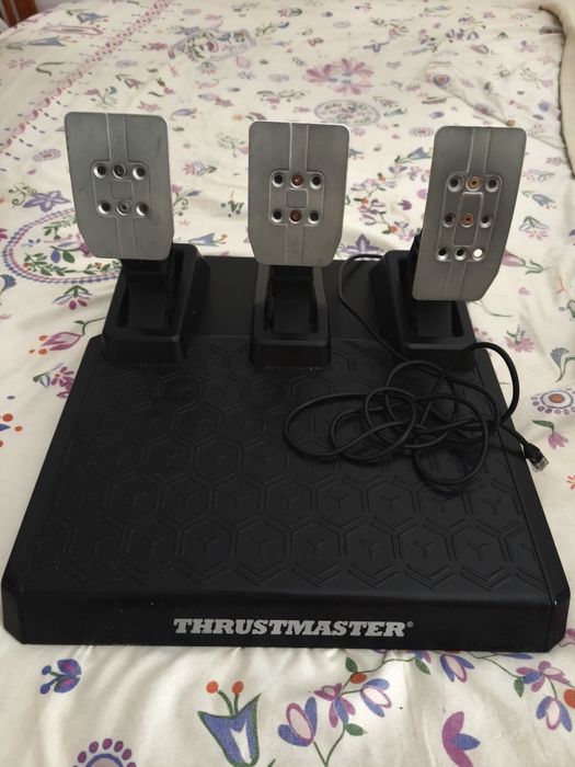 Volante, pedais e mudanças thrustmaster