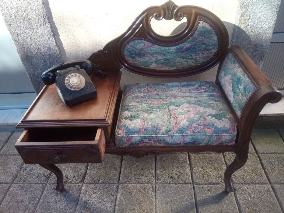 Mesinha com cadeira para telefone