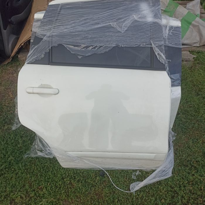 Двері праві Нісан ноте  Nissan note