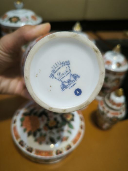 Conjunto de artigos da Porart com motivos florais