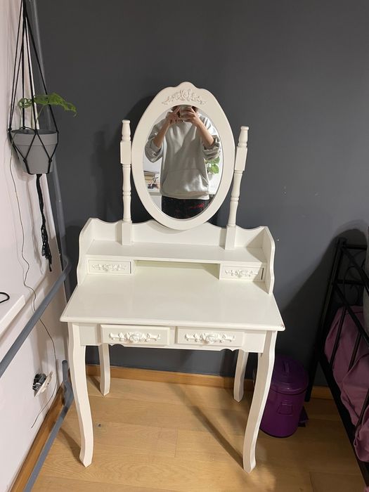 Toaletka z lustrem w bardzo dobrym stanie