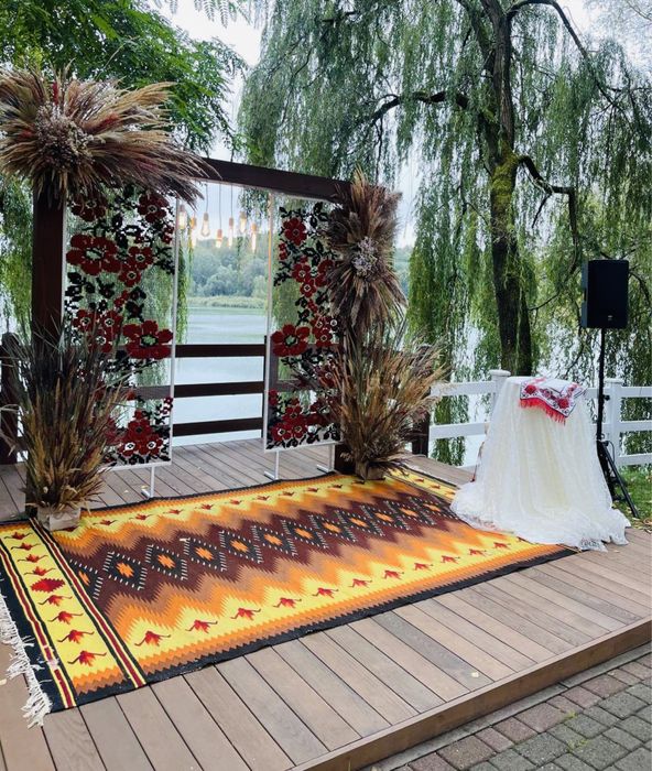 Оренда фотозони в стилі української вишивки