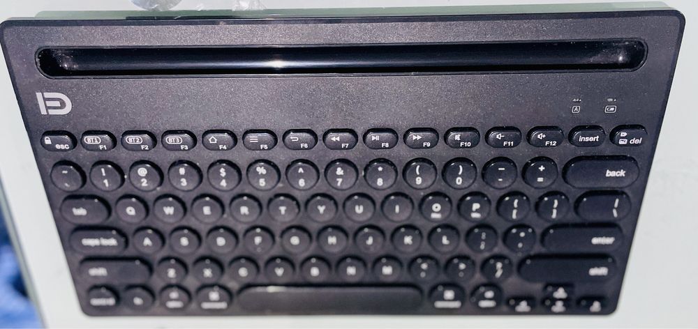 Teclado sem fio BT com teclas redondas. Suporte para 3 dispositivos