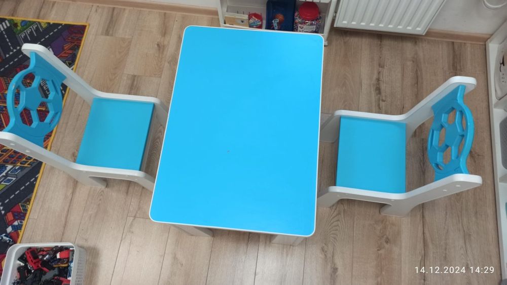 Stolik i dwa krzesełka dla dzieci