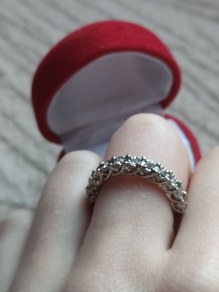 Śliczny pierścionek z cyrkoniami w kolorze srebrnym silver colored