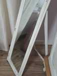 Stylowe białe lustro w stylu shabby chic vintage