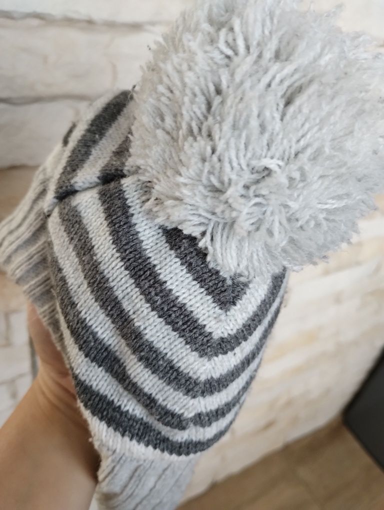 Czapka H&M ocieplana polarem zimowa ciepła zimowa wiązana z pomponem s