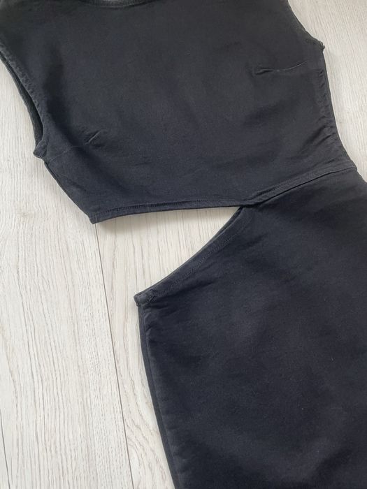 Jeansowa czarna krótka dopasowana sukienka bez rękawów z wycięciem xs