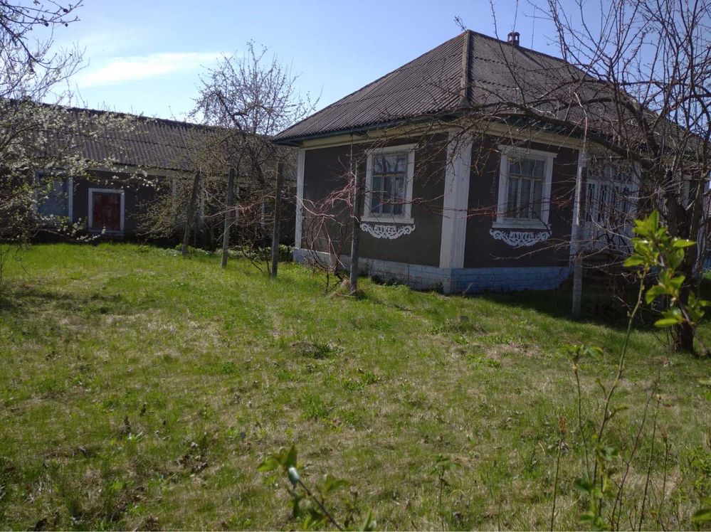 Продаю хату з великою територією