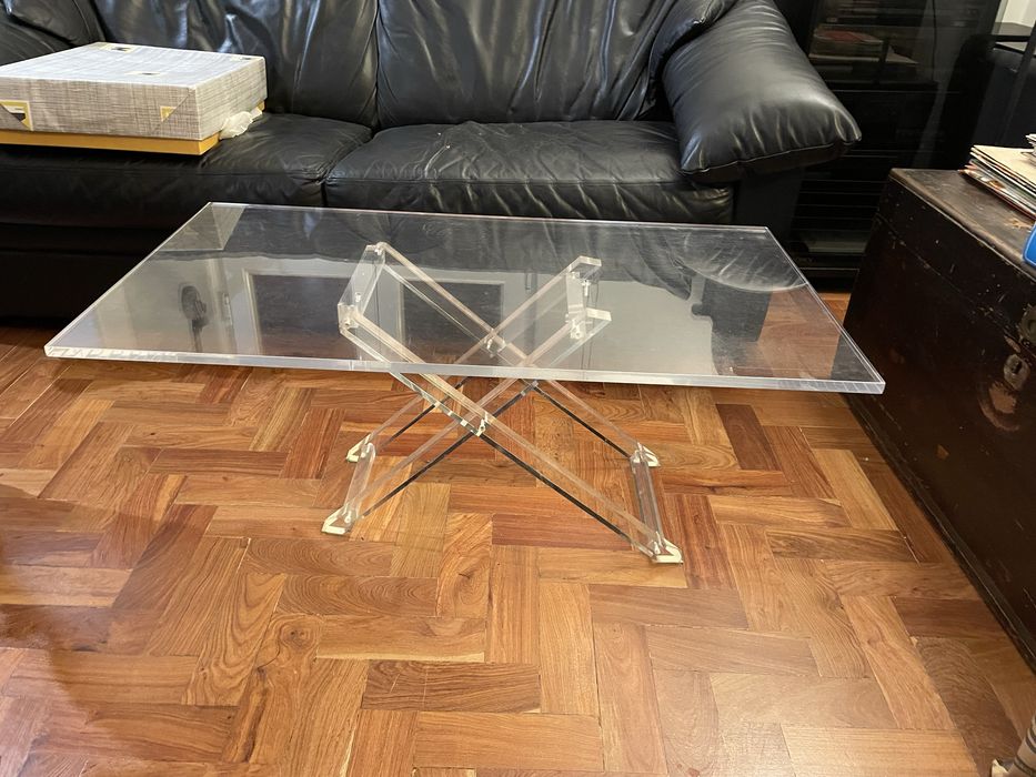 Mesa de centro em acrílico
