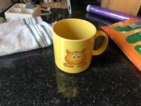 caneca amarela com gatinho