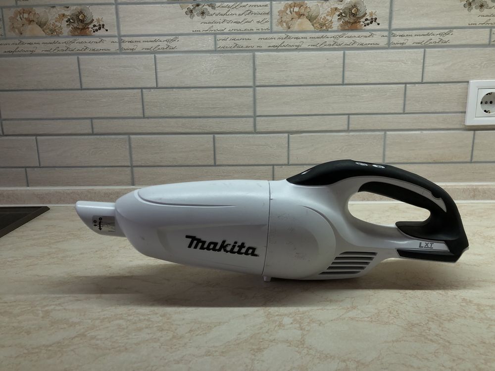 Акумуляторний пилосос Makita DCL181F