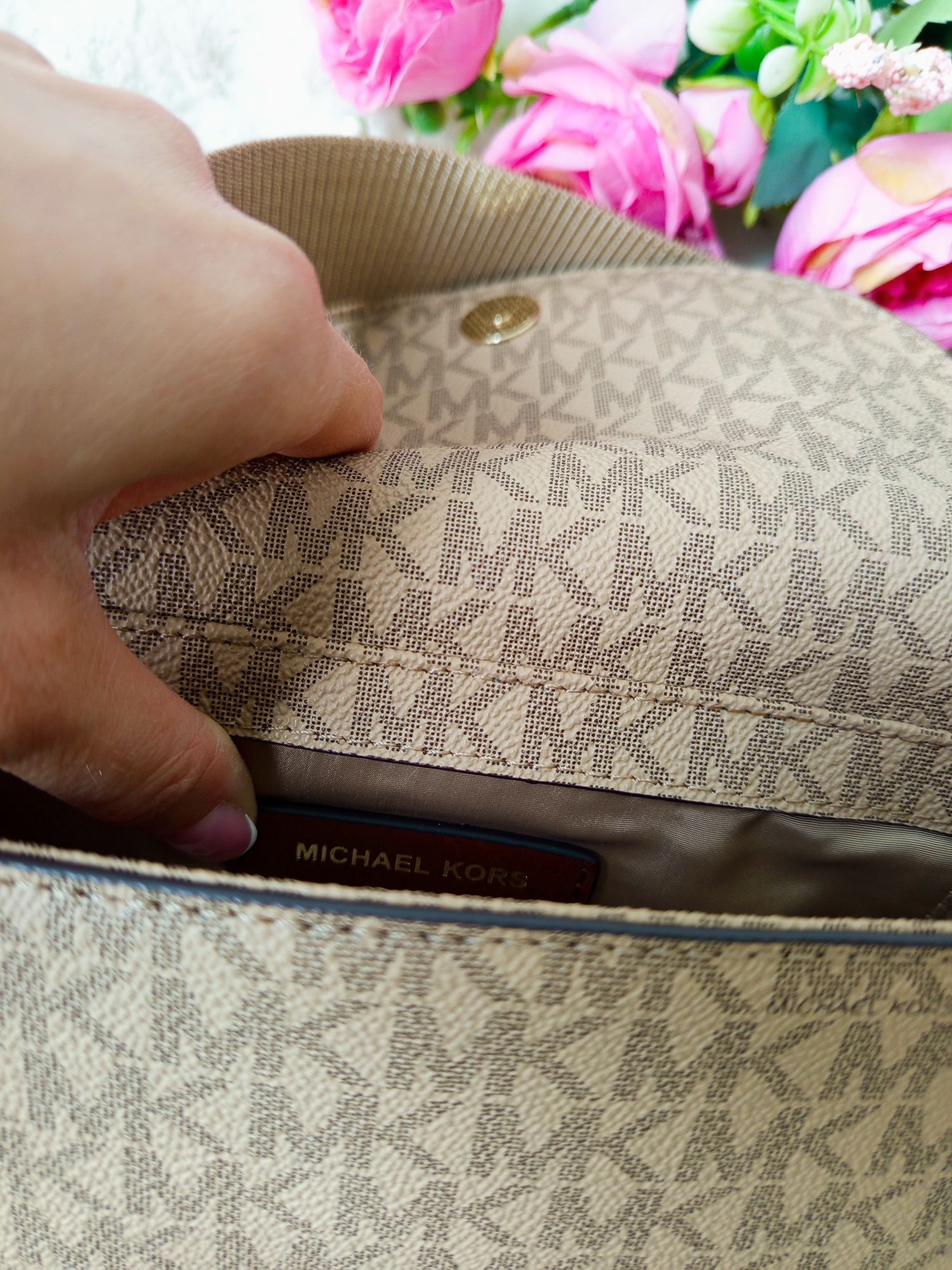 Mała torebka na ramię listonoszka Michael Kors z logo beżowa brązowa