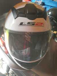 kask motocyklowy firmy LS2