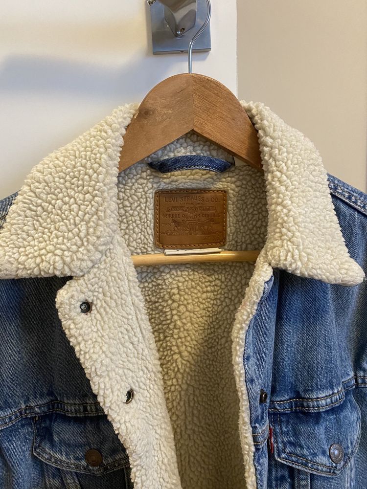 Levis sherpa trucker jeansowa kurtka ocieplana z kozuszkiem