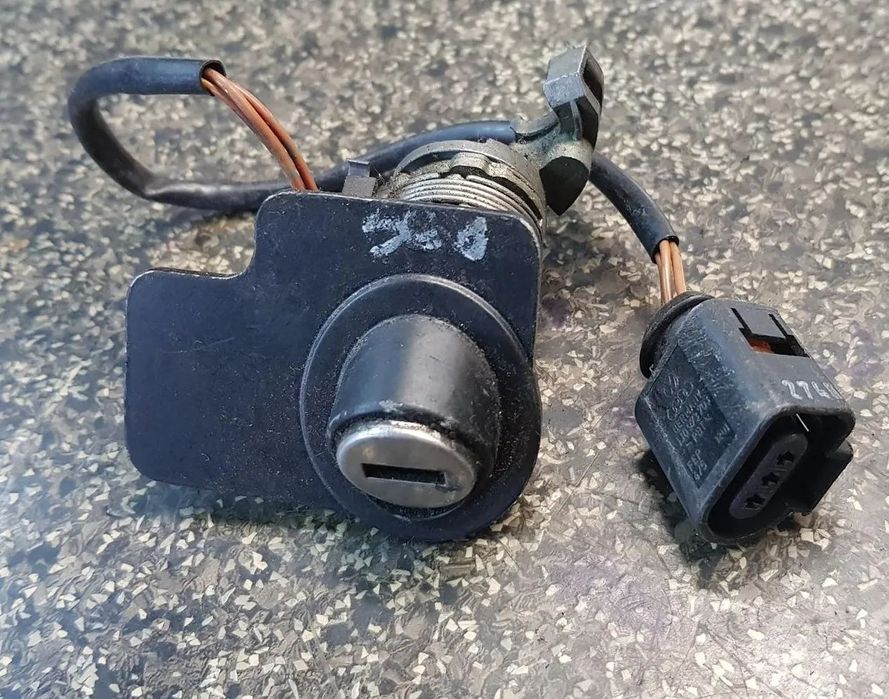 ZAMEK WKŁADKA RYGIEL KLAMKA SIŁOWNIK MIKROSTYK  VW PASSAT B5 FL KOMBI 3B9827297A