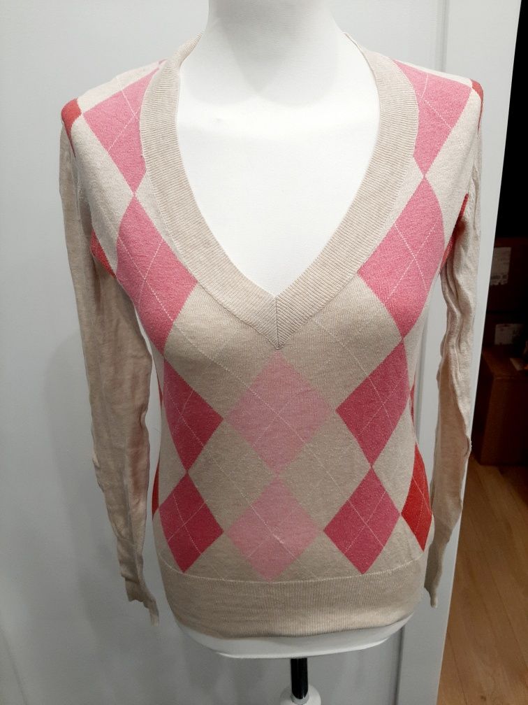 Sweter beżowy w romby geometryczny beige sweater z dekoltem bawełna co