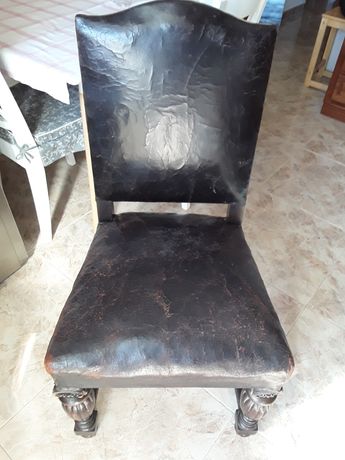 Cadeira antiga de mogno em pele