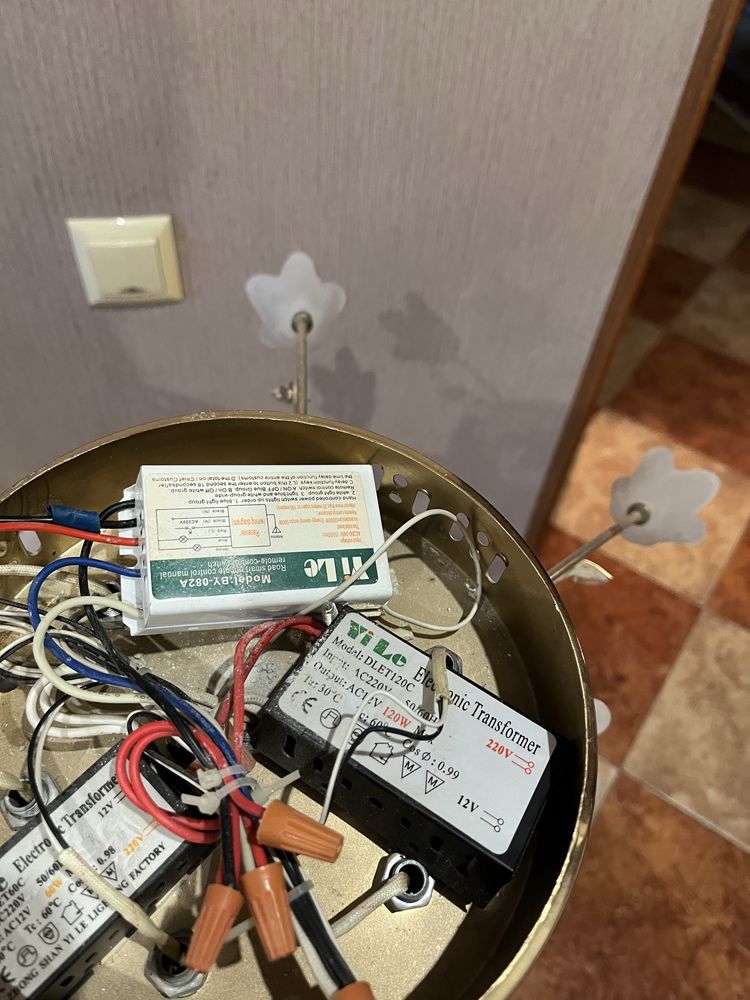 Продам люстру с пультом ,подходит и для натяжного полка