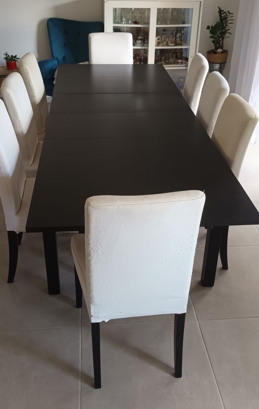 Mesa extensível IKEA com cadeiras.