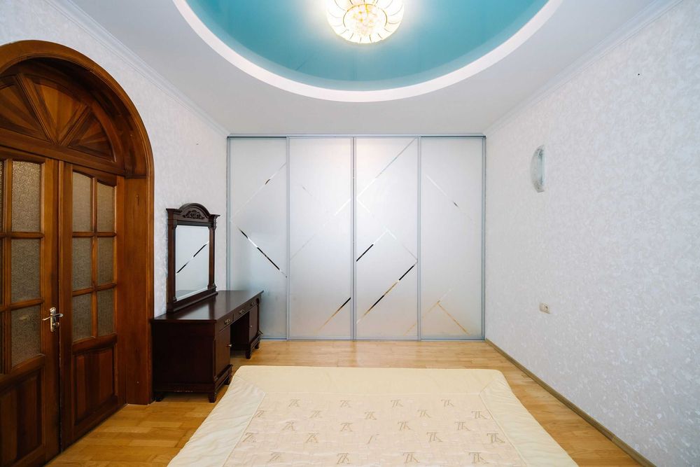 Простора дворівнева квартира в центрі!