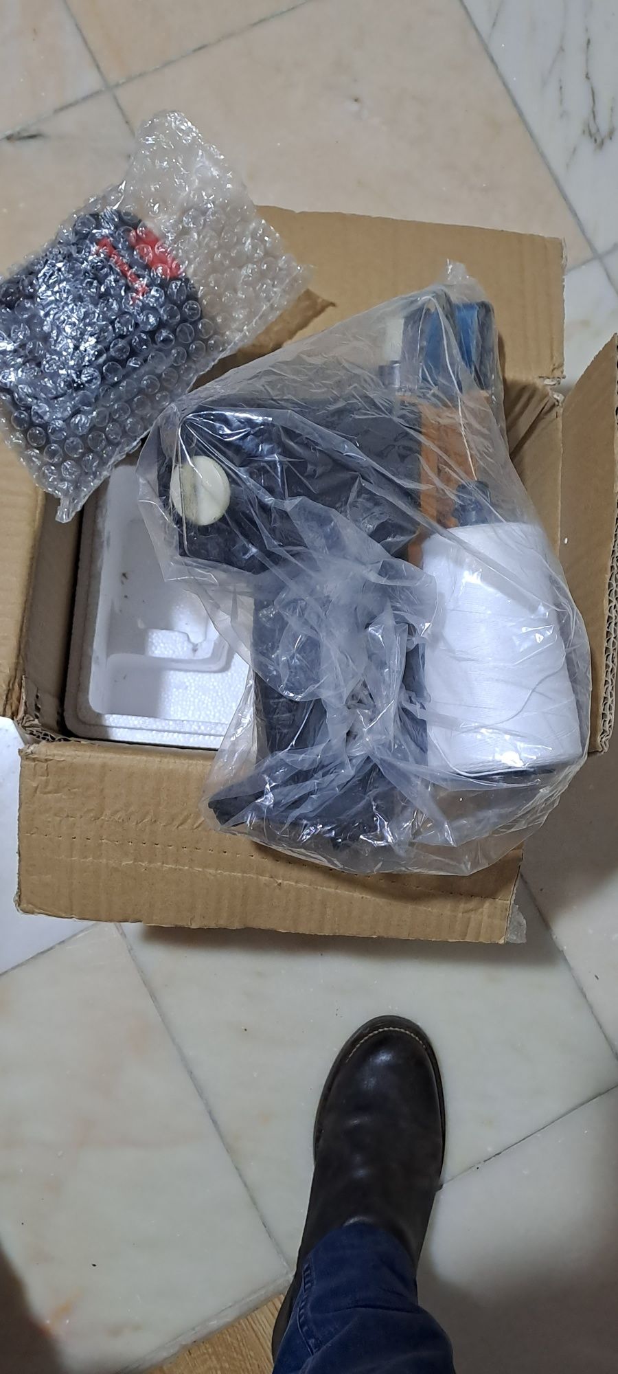 Máquina NOVA portátil para coser todo o tipo de sacos.