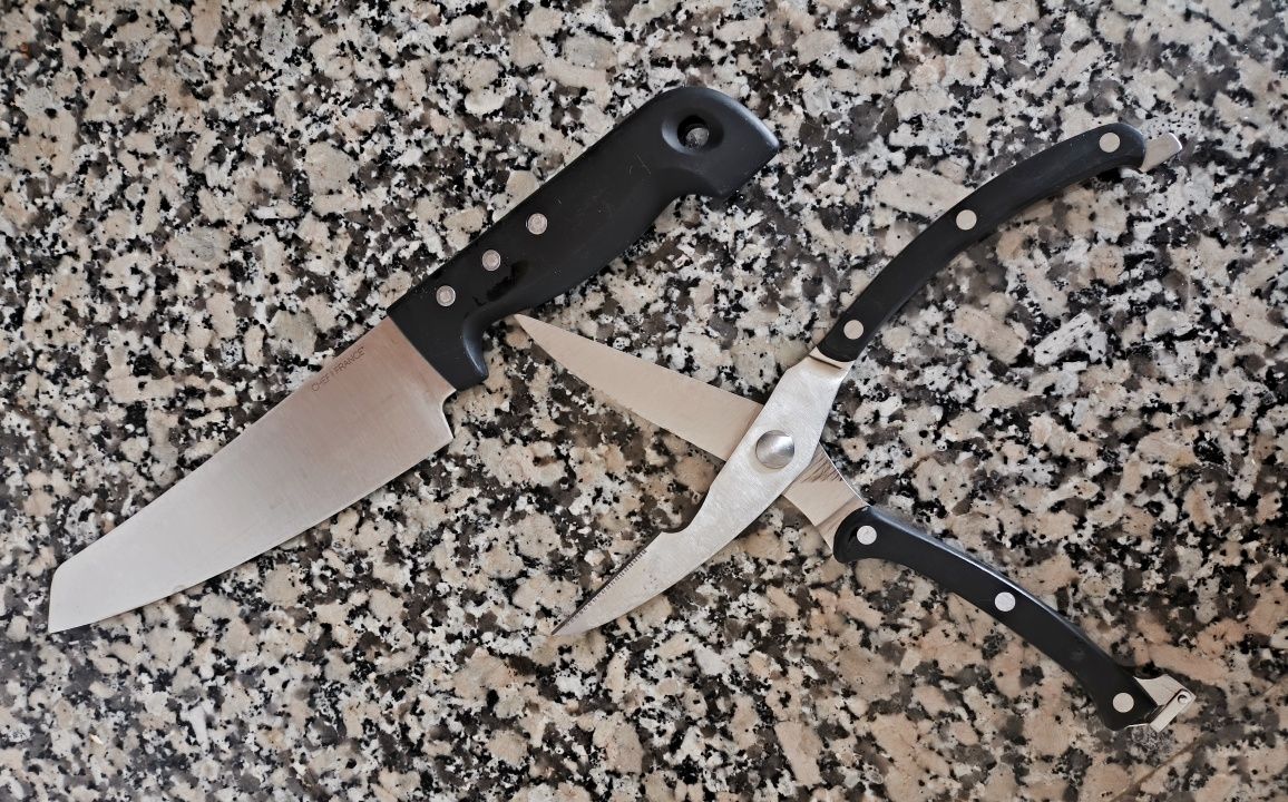 Tesoura e faca de cozinha