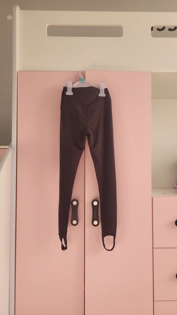 Legginsy 128 dziewczęce z paskiem pod stopą czarne marki Lemon Explore
